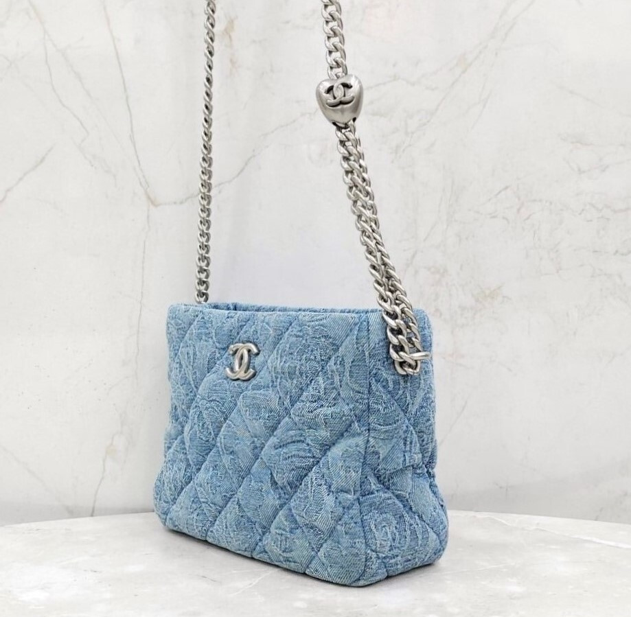 [럭스유] 샤넬 데님 까멜리아 블루 하트볼 체인백 신형내장칩 AS3830