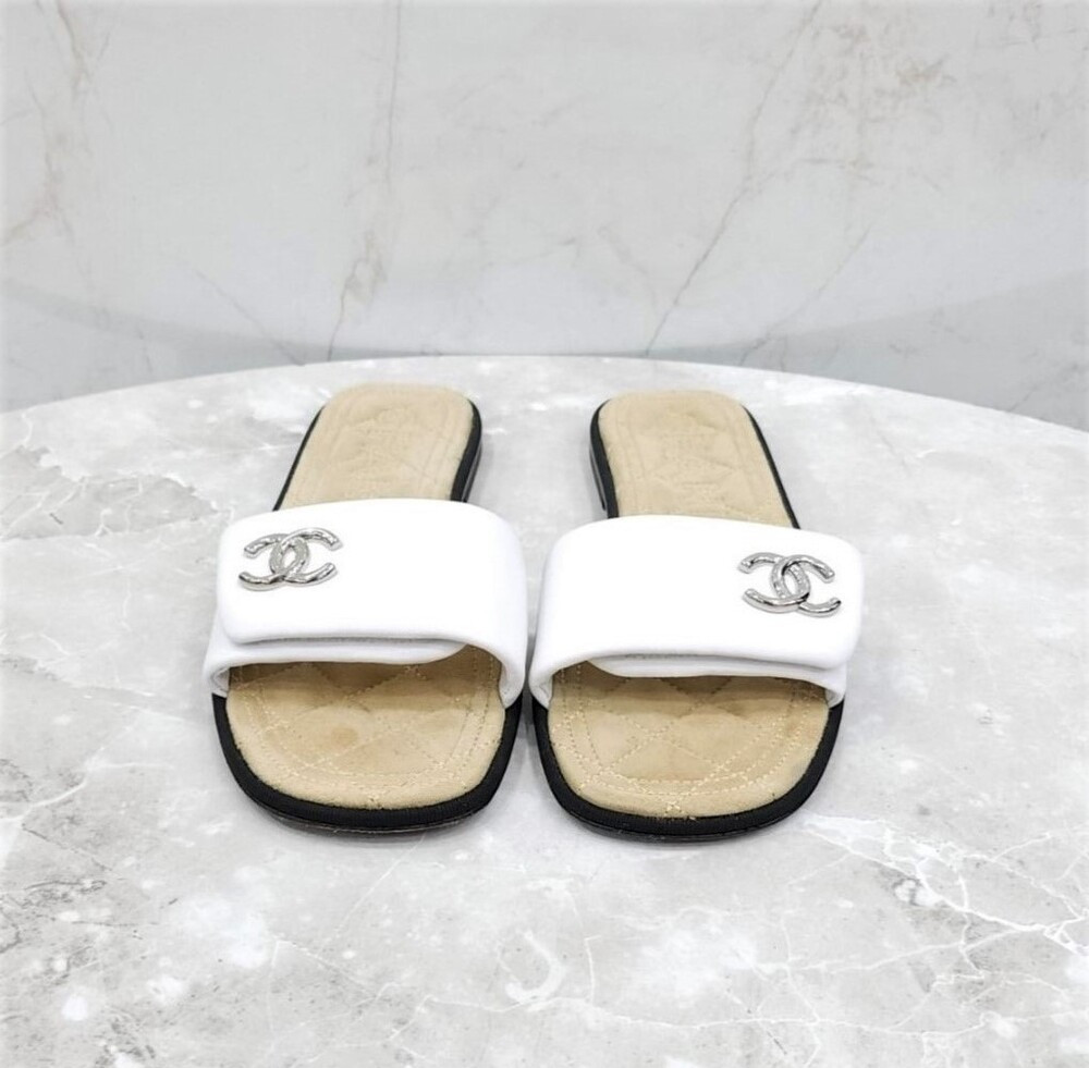 [럭스유] 38 / 샤넬 CC로고 화이트 레더 뮬 슬리퍼