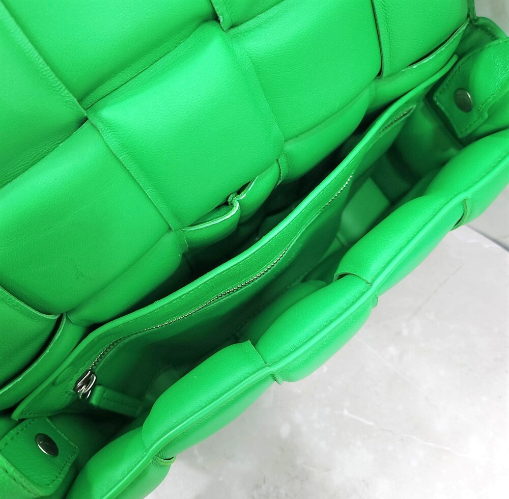 [럭스유] 보테가베네타 그린 인트레치아토 패딩 카세트 크로스백 591970