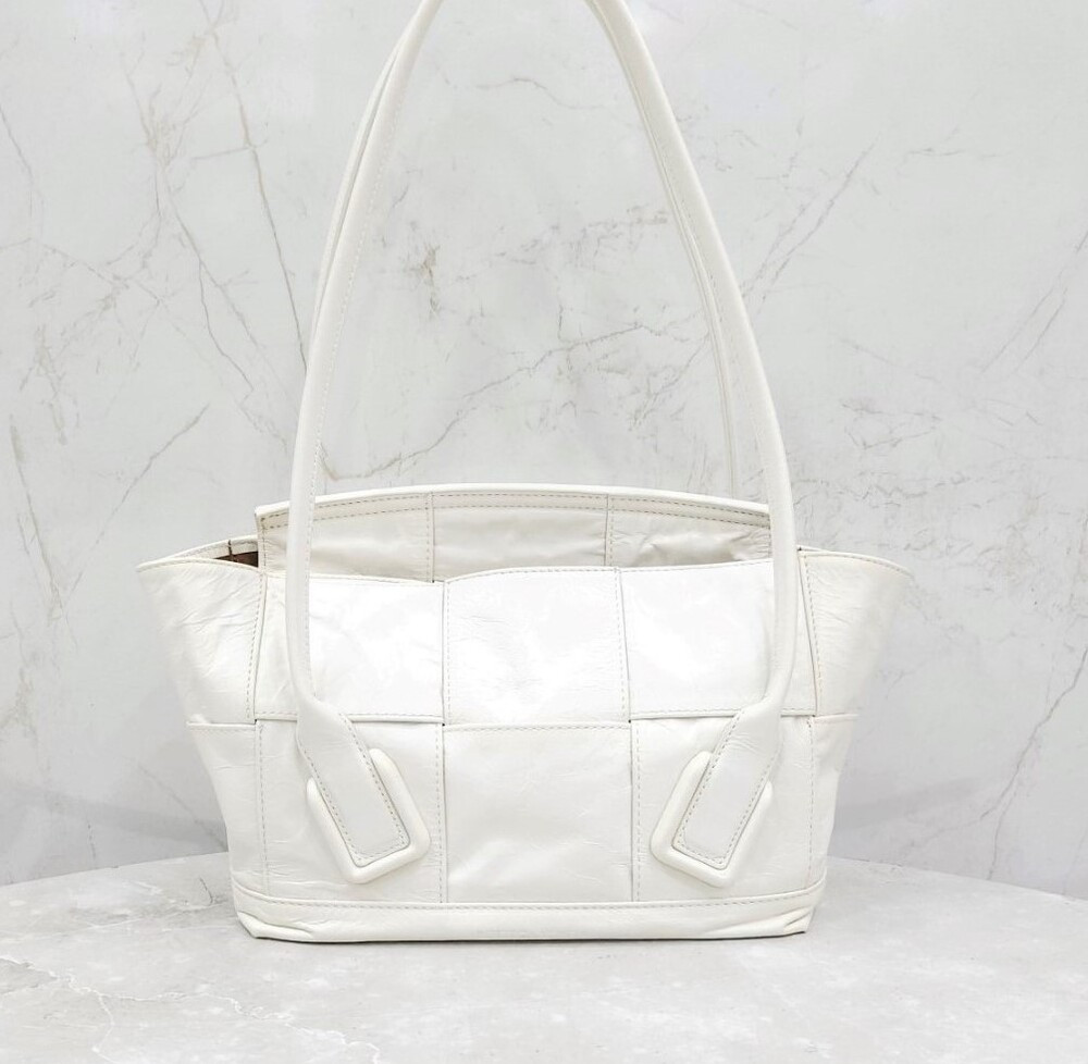 [럭스유] 보테가베네타 화이트 인트레치아토 아르코 백 스몰 666873