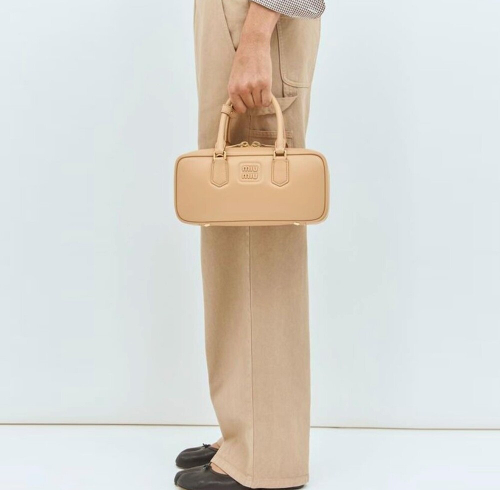 [럭스유] 미우미우 아르카디 레더 토트 숄더백 라지 베이지 5BB148