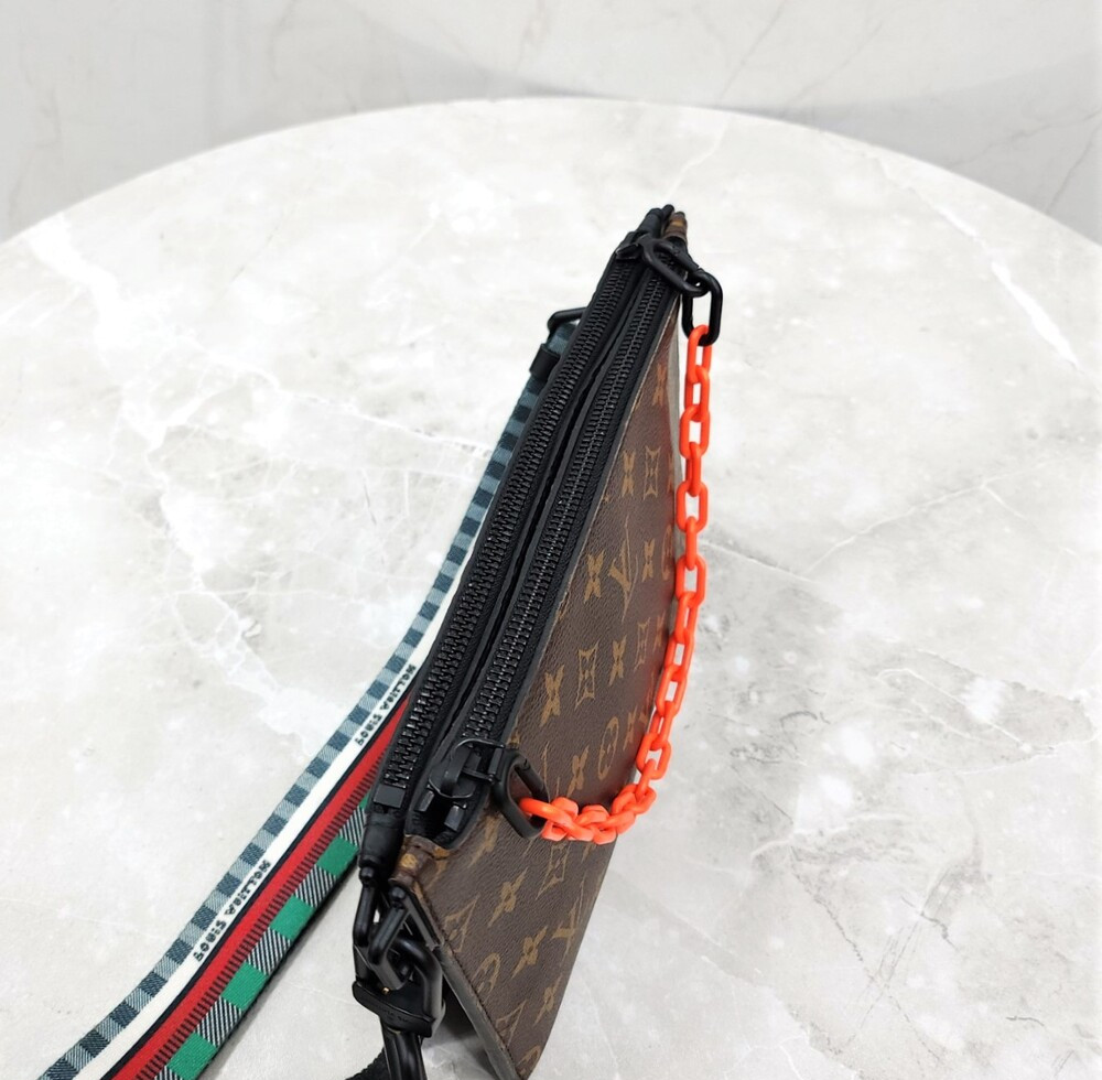 [럭스유] 루이비통 한정판 블랙 토뤼옹 버질아블로 인더루프 크로스백 M59681