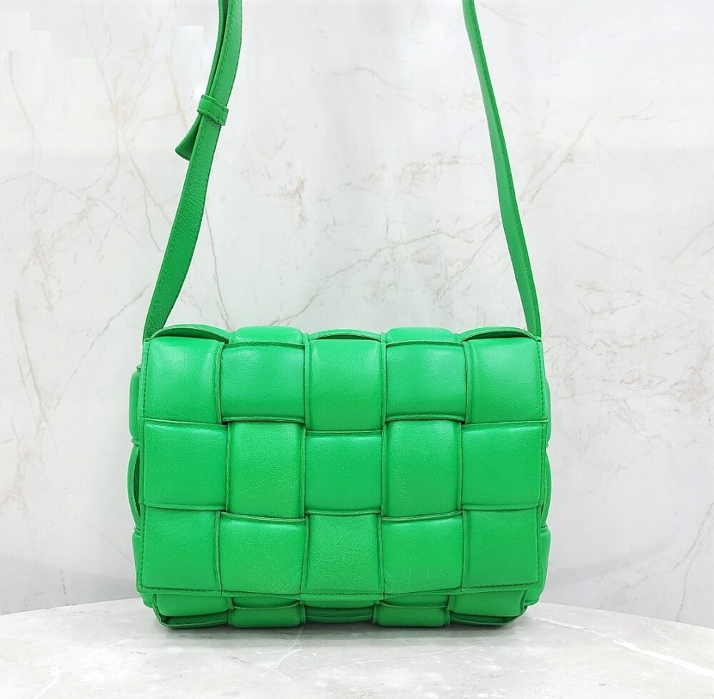 [럭스유] 보테가베네타 그린 인트레치아토 패딩 카세트 크로스백 591970