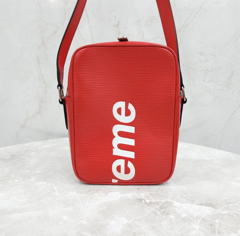 [럭스유] 루이비통 X 슈프림 한정판 레드 에피 다뉴브 크로스백