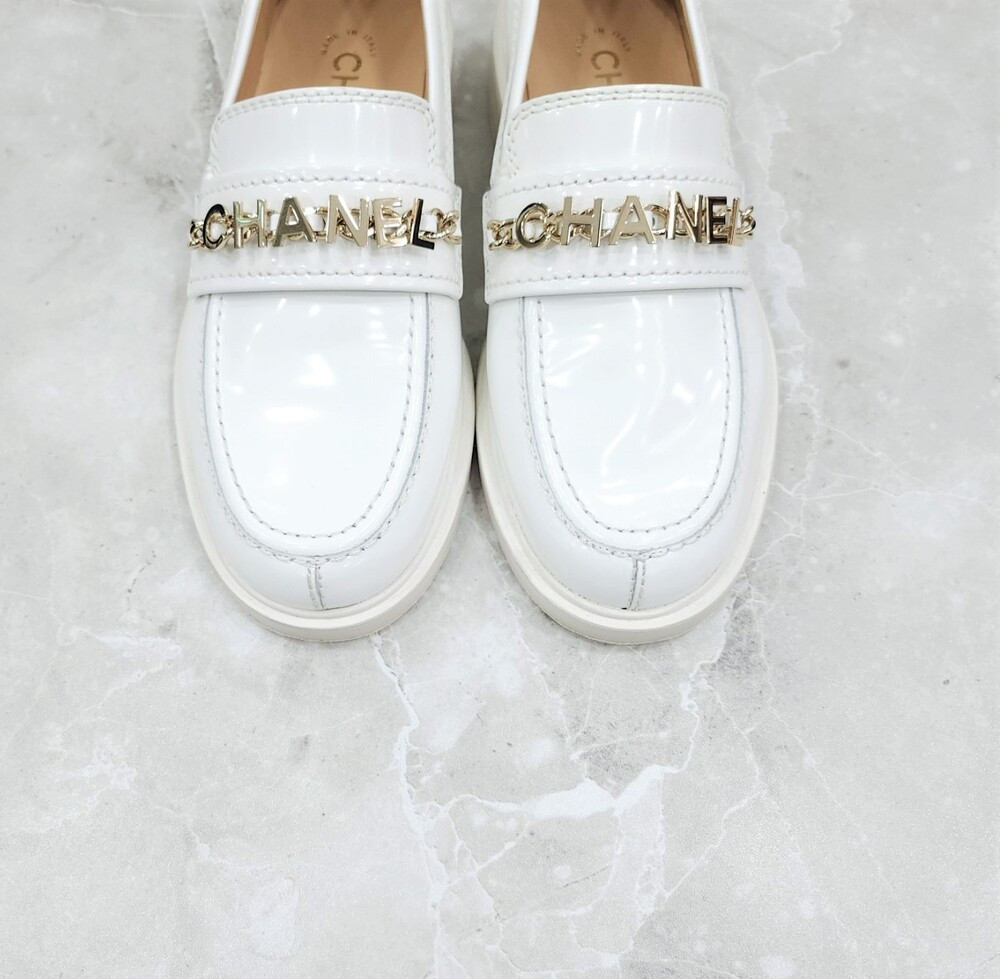 [럭스유] (새상품) 35.5 / 샤넬 페이던트 에나멜 화이트 체인 로퍼 G37430