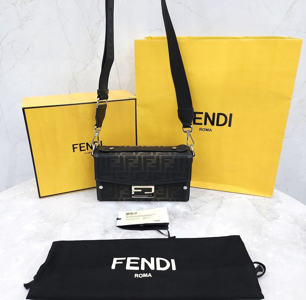 [럭스유] 펜디 FF 소프트 트렁크 바게트 크로스백 7VA565