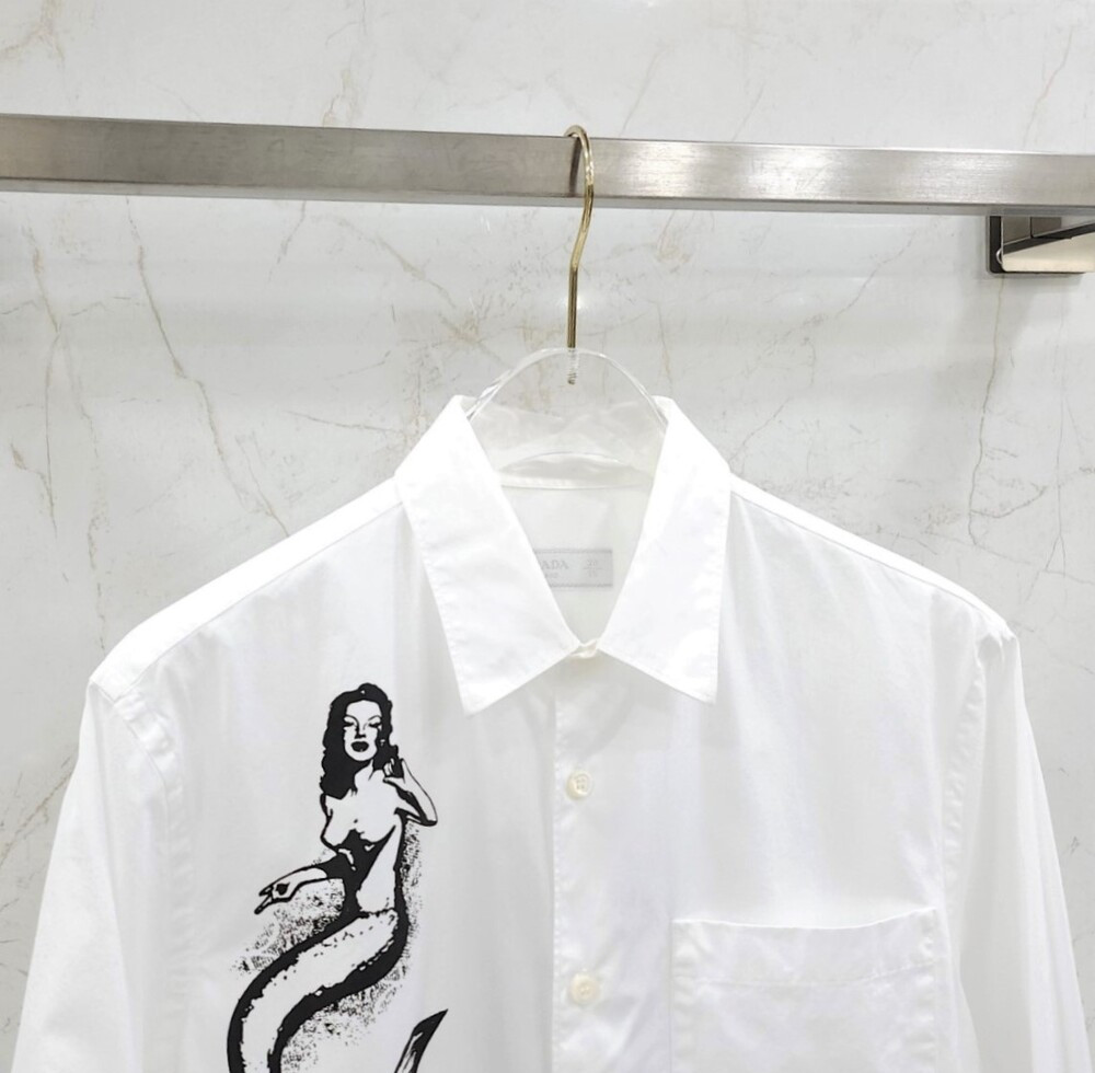 [럭스유] 38 / 프라다 삼각로고 프린팅 화이트 코튼 셔츠 UCN425