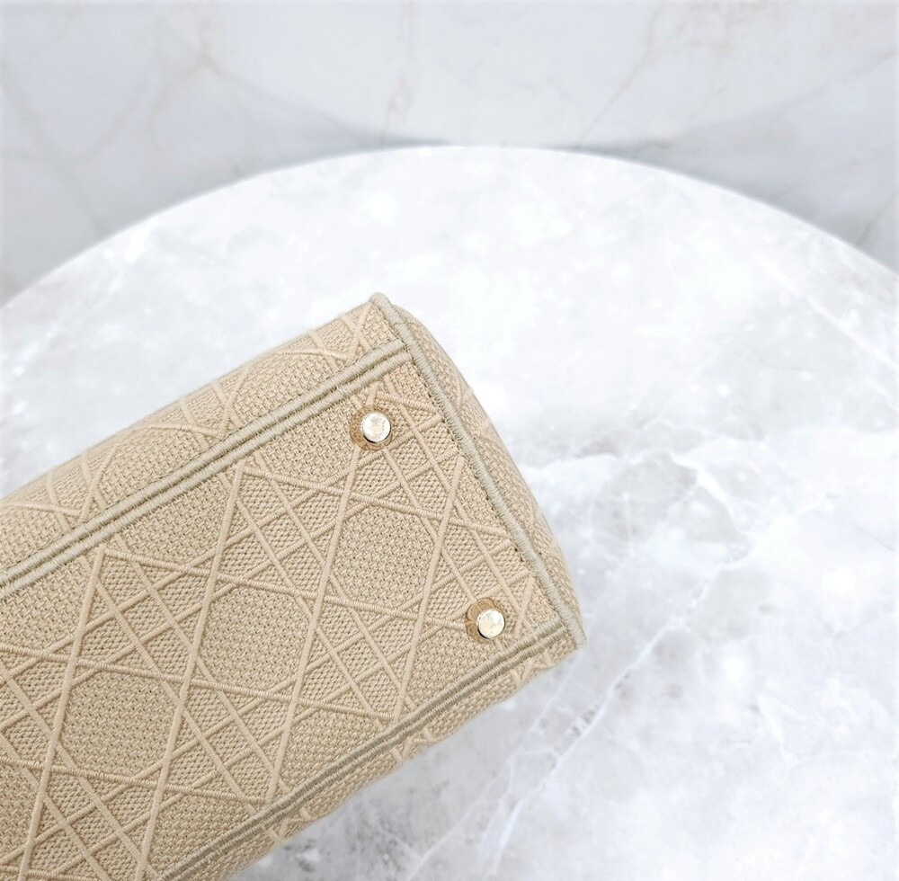 [럭스유] 디올 레이디 디라이트 미디움 까나쥬 자수 베이지 M0565OREY