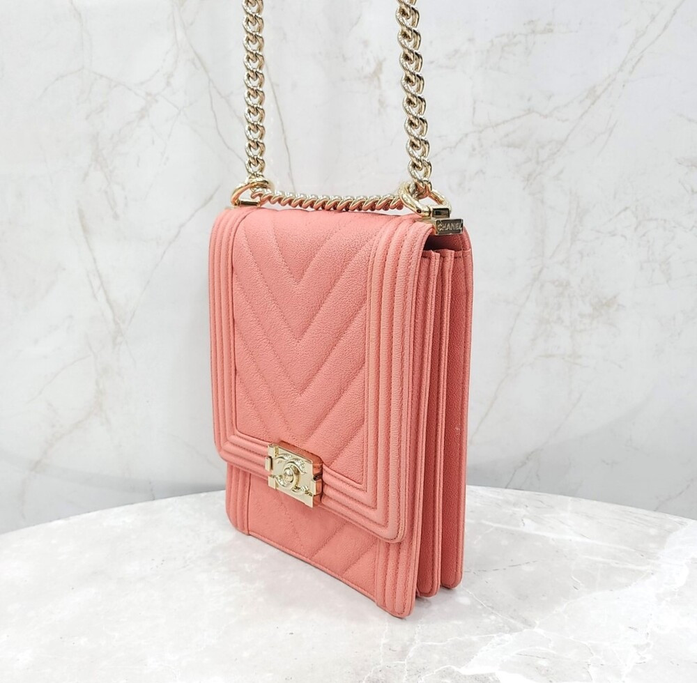 [럭스유] 샤넬 쉐브론 보이 사첼백 코랄핑크 샴페인골드 캐비어 30번대