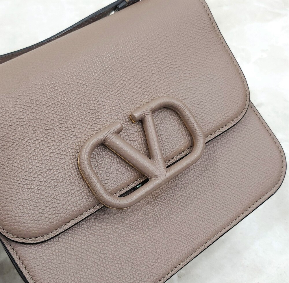 [럭스유] 발렌티노 가라바니 브이 슬링 클레이 크로스백