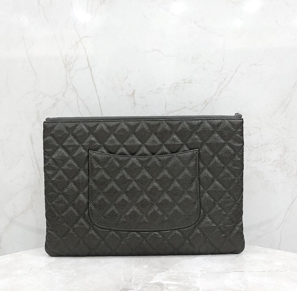 [럭스유] 샤넬 클래식 라지 파우치 그레인 카프스킨 A82552