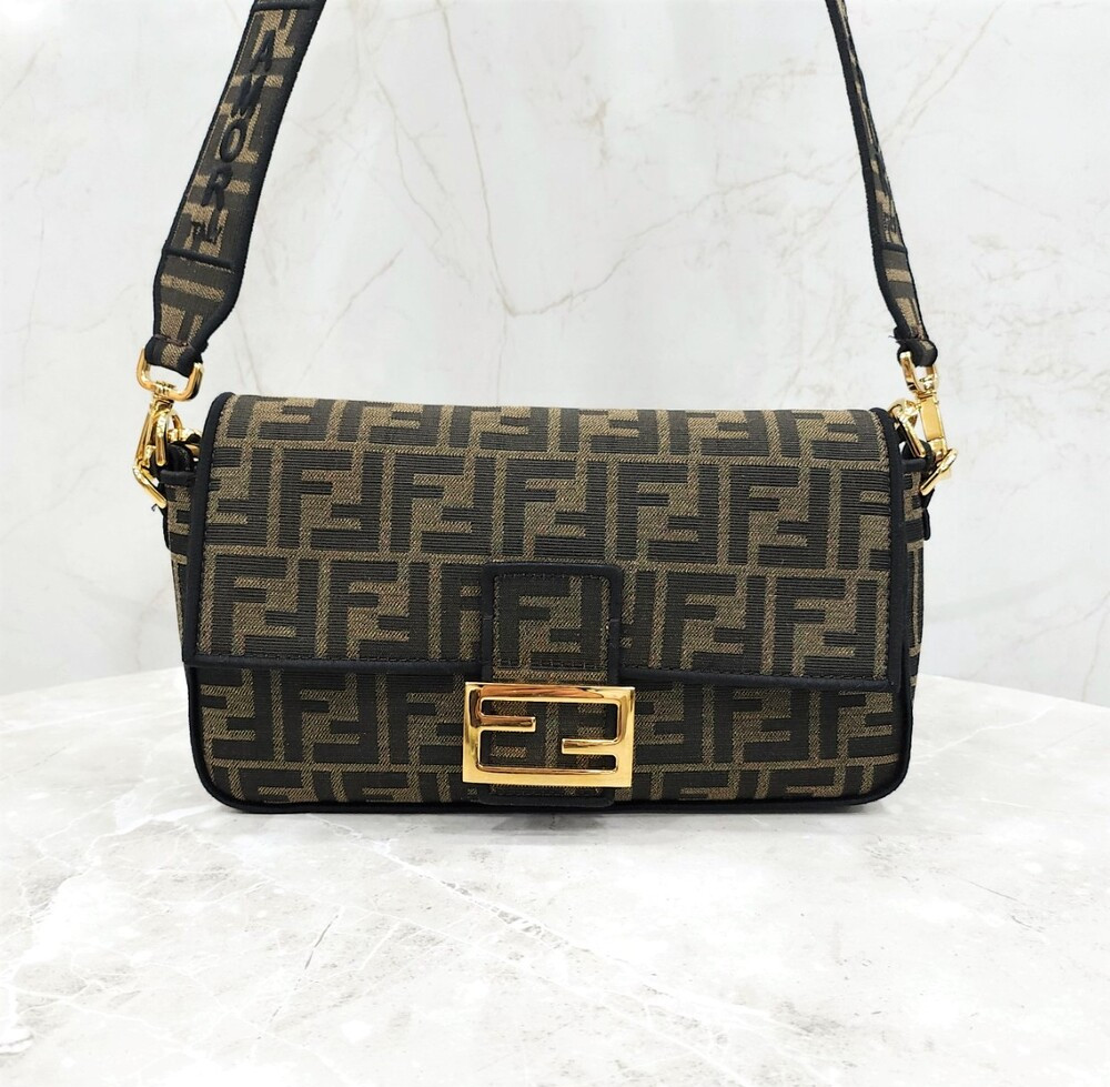 [럭스유] 펜디 FF 자카드 패브릭 바게트백