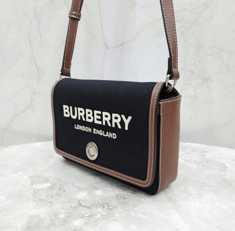 [럭스유] 버버리 테크니컬 코튼 노트 미니 크로스백 8055181