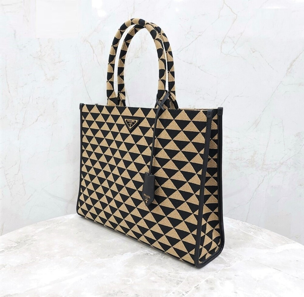 [럭스유] (새상품) 프라다 심볼 자카드 패브릭 삼각로고 토트백 라지 1BA356
