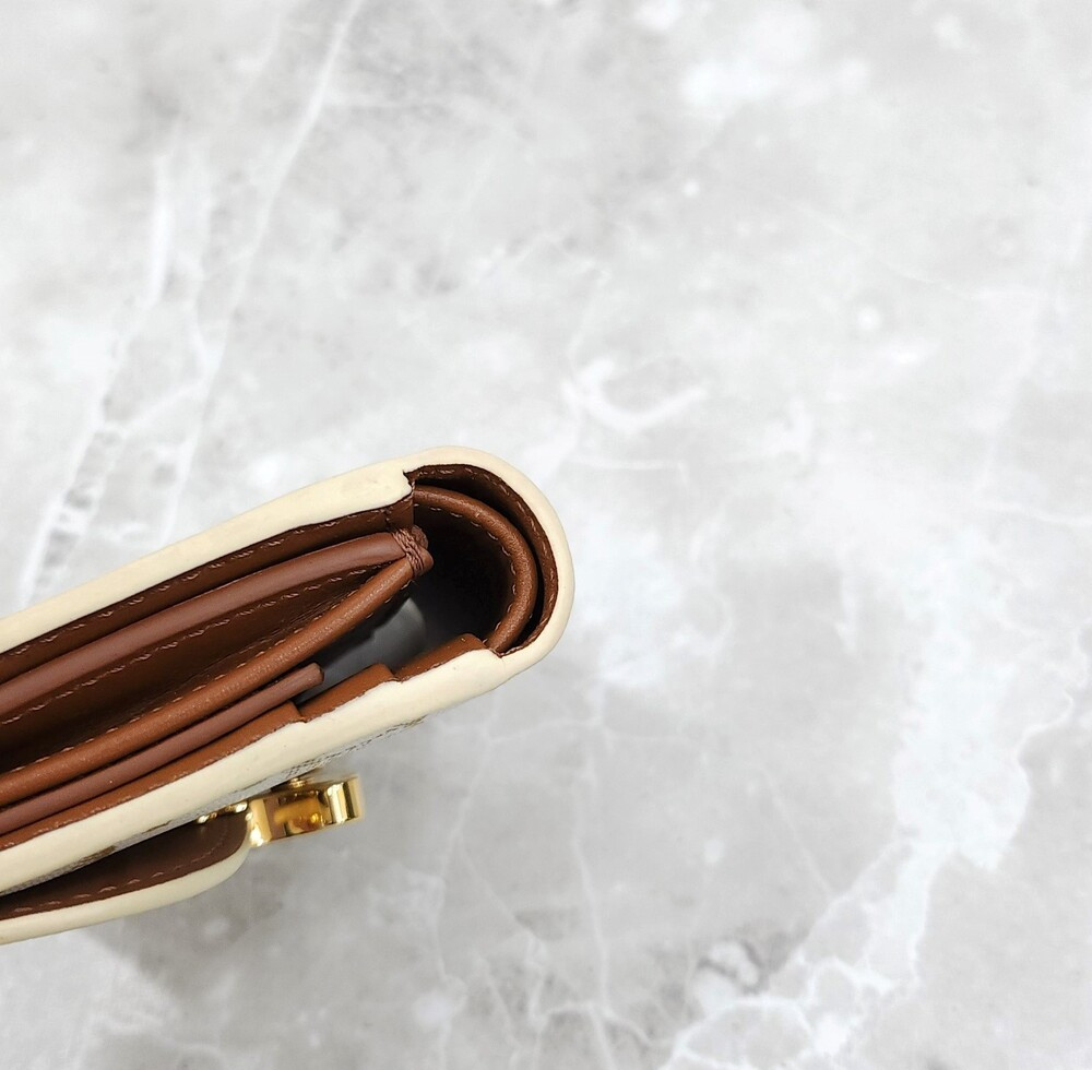 [럭스유] 셀린느 스몰 트리옹프 플랩 지갑 화이트 탠 10D782CQH