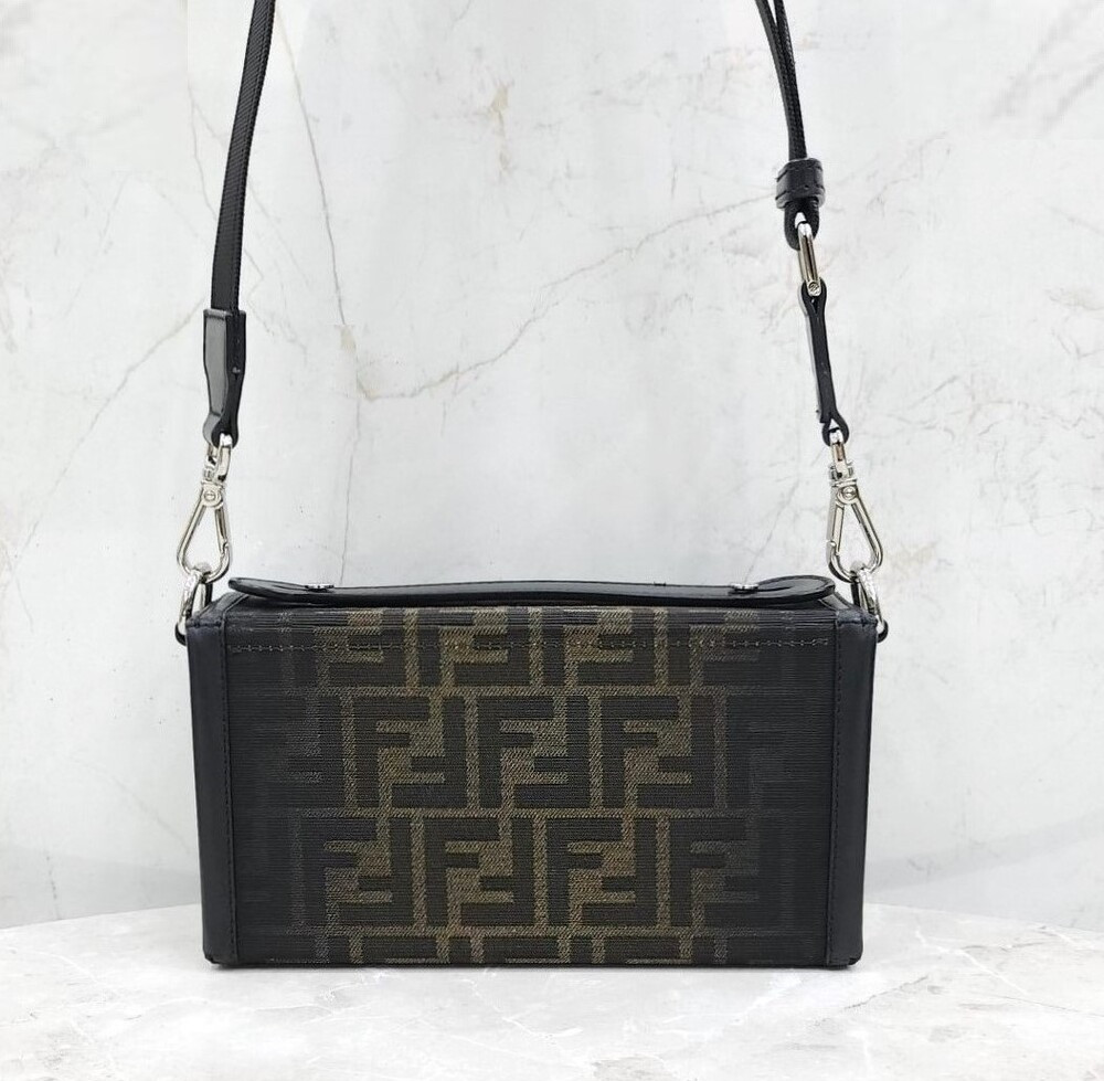 [럭스유] 펜디 FF 소프트 트렁크 바게트 크로스백 7VA565