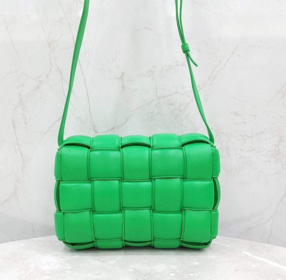 [럭스유] 보테가베네타 그린 인트레치아토 패딩 카세트 크로스백 591970