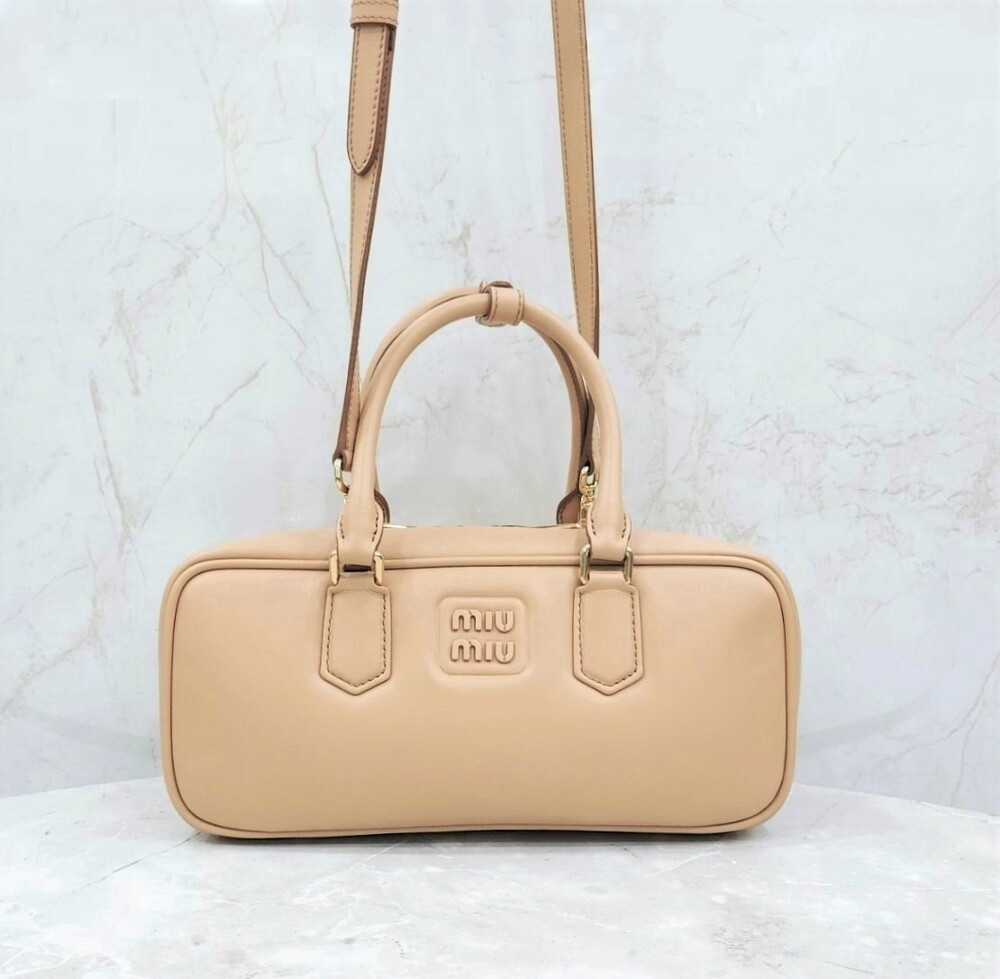 [럭스유] 미우미우 아르카디 레더 토트 숄더백 라지 베이지 5BB148