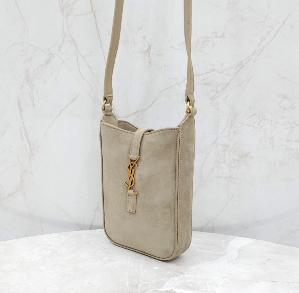 [럭스유] 생로랑 Le5A7 버티컬 스웨이드 파우치 크로스백 735214