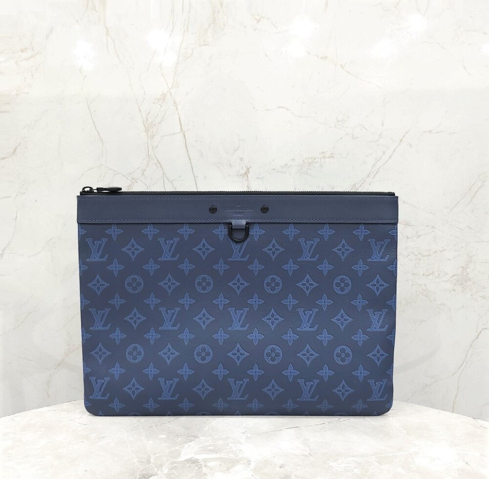 [럭스유] 루이비통 쉐도우 모노그램 포쉐트 클러치백 블루 GM M80425