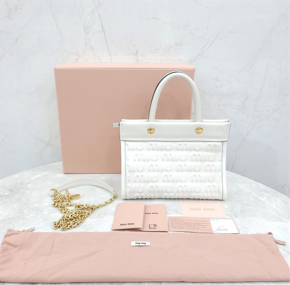 [럭스유] 미우미우 화이트 엠보스드 로고 토트 숄더백 5BA243