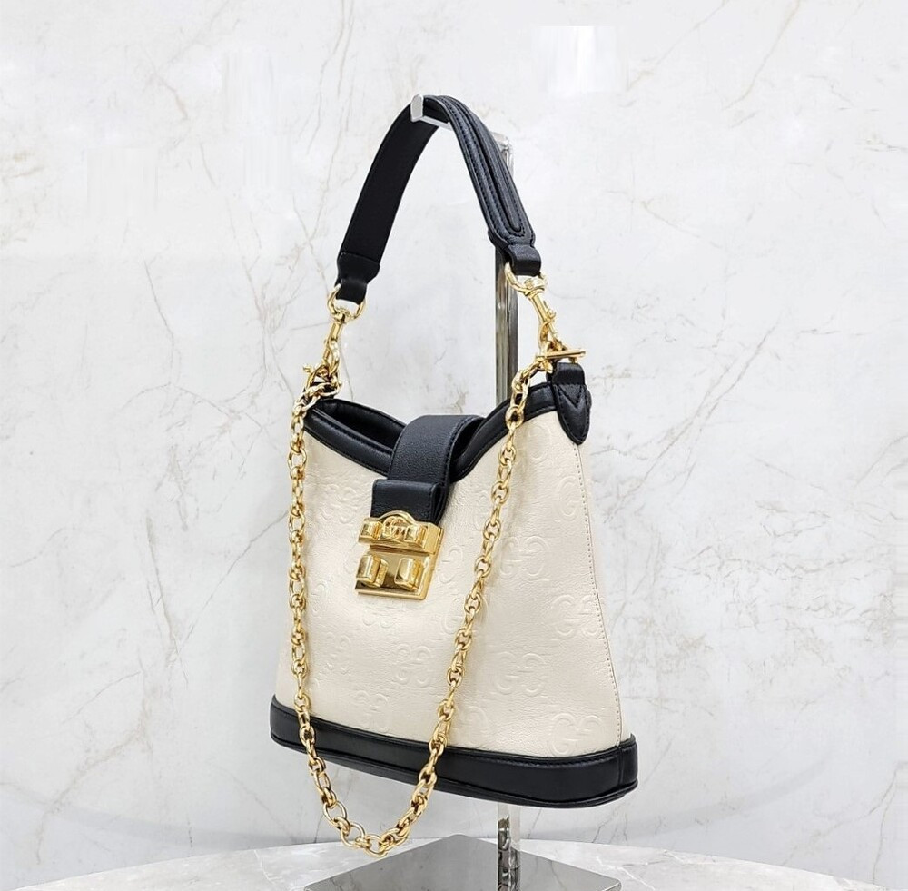 [럭스유] 구찌 GG 엠보스 스몰 레더 버킷 숄더백 675788