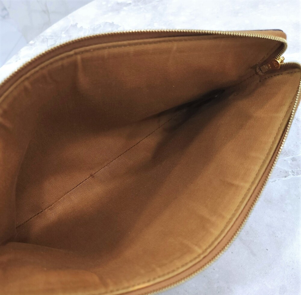 [럭스유] 셀린느 스몰 퀴르 트리옹프 스트랩 파우치 탄 10J502FES