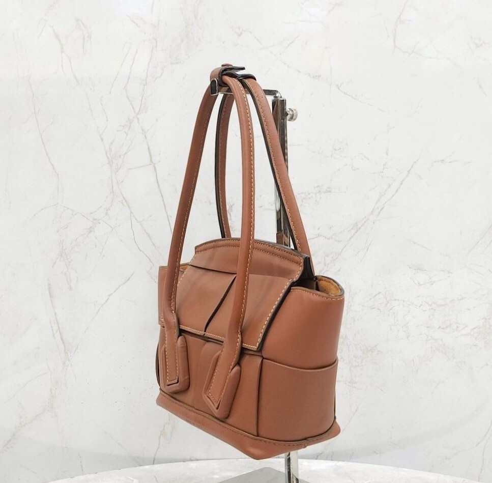 [럭스유] 보테가베네타 미니 아르코 레더 토트백 575943