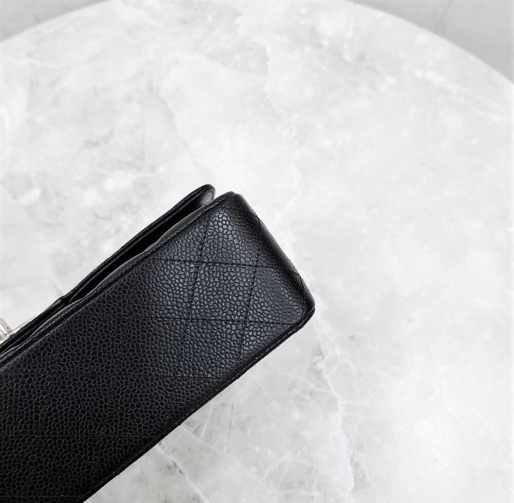 [럭스유] (새상품) 샤넬 캐비어 클래식 미듐 플랩백 블랙 은장 A01112