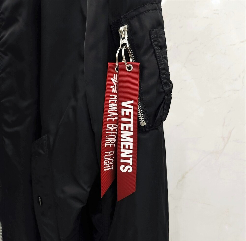 [럭스유] M / 베트멍 X 알파인더스트리 리버서블 QR코드 항공점퍼