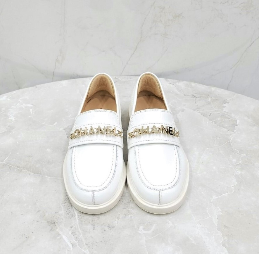 [럭스유] (새상품) 35.5 / 샤넬 페이던트 에나멜 화이트 체인 로퍼 G37430