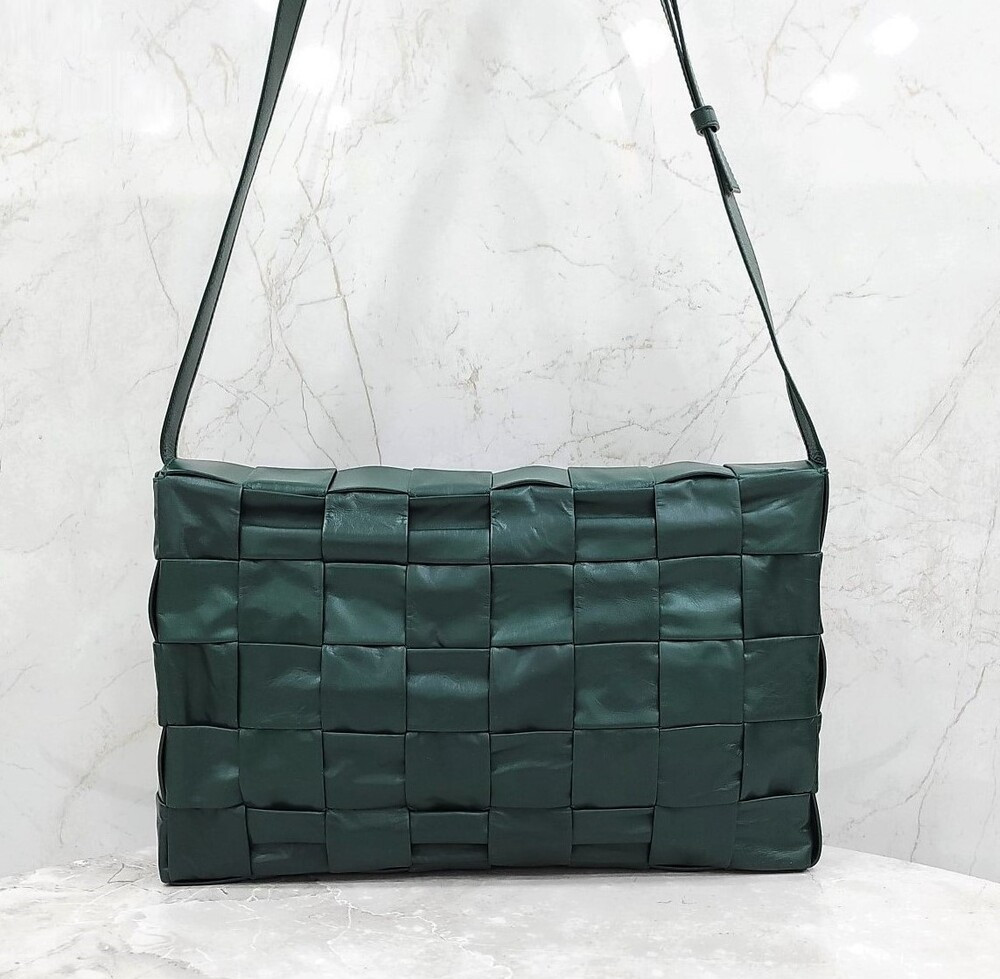 [럭스유] 보테가베네타 그린 레더 맥시 카세트 크로스바디백