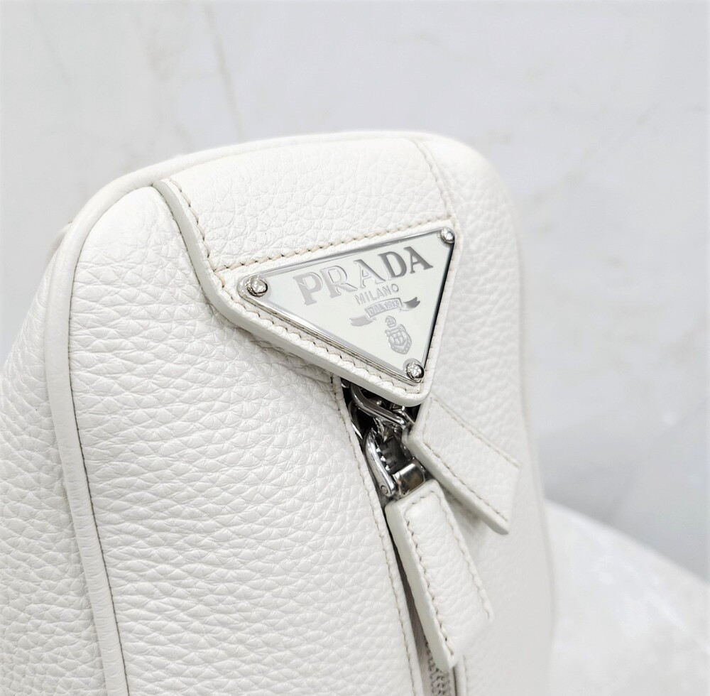 [럭스유] (새상품) 프라다 트라이앵글 비텔로 가죽 백팩