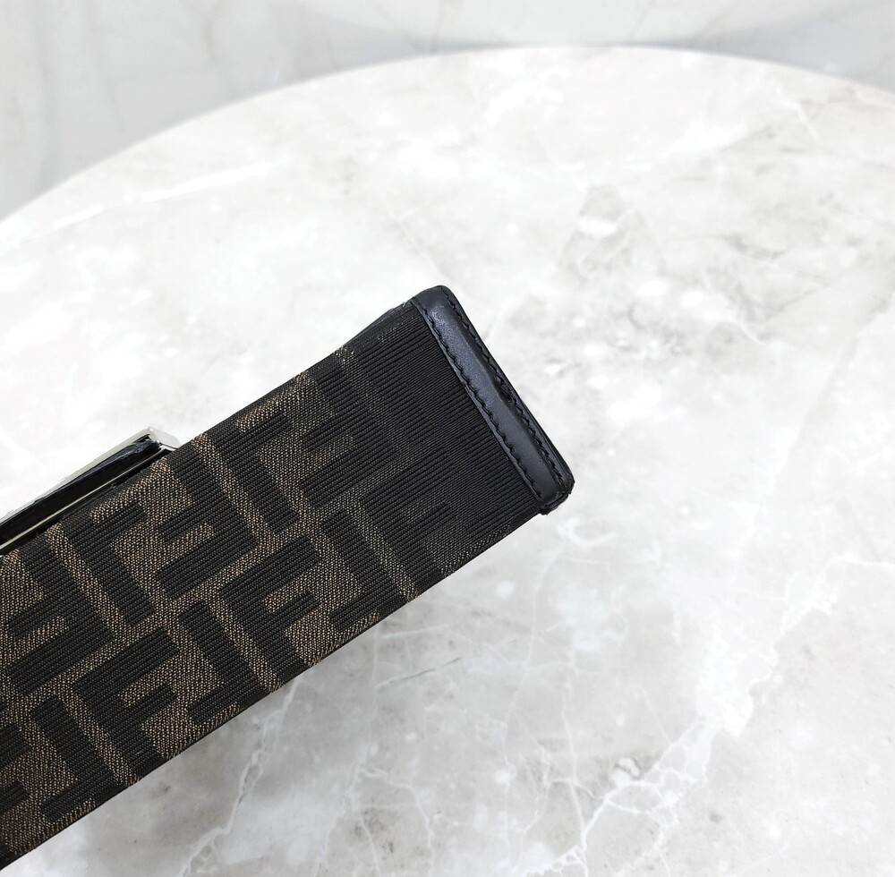 [럭스유] 펜디 FF 소프트 트렁크 바게트 크로스백 7VA565