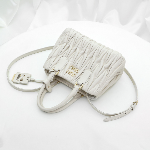 MiuMiu(미우미우) 5BA259 화이트 나파 마테라세 금장 아르카디 스몰 토트 2WAY