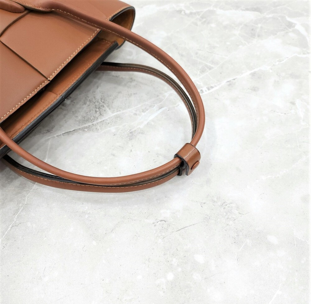 [럭스유] 보테가베네타 미니 아르코 레더 토트백 575943