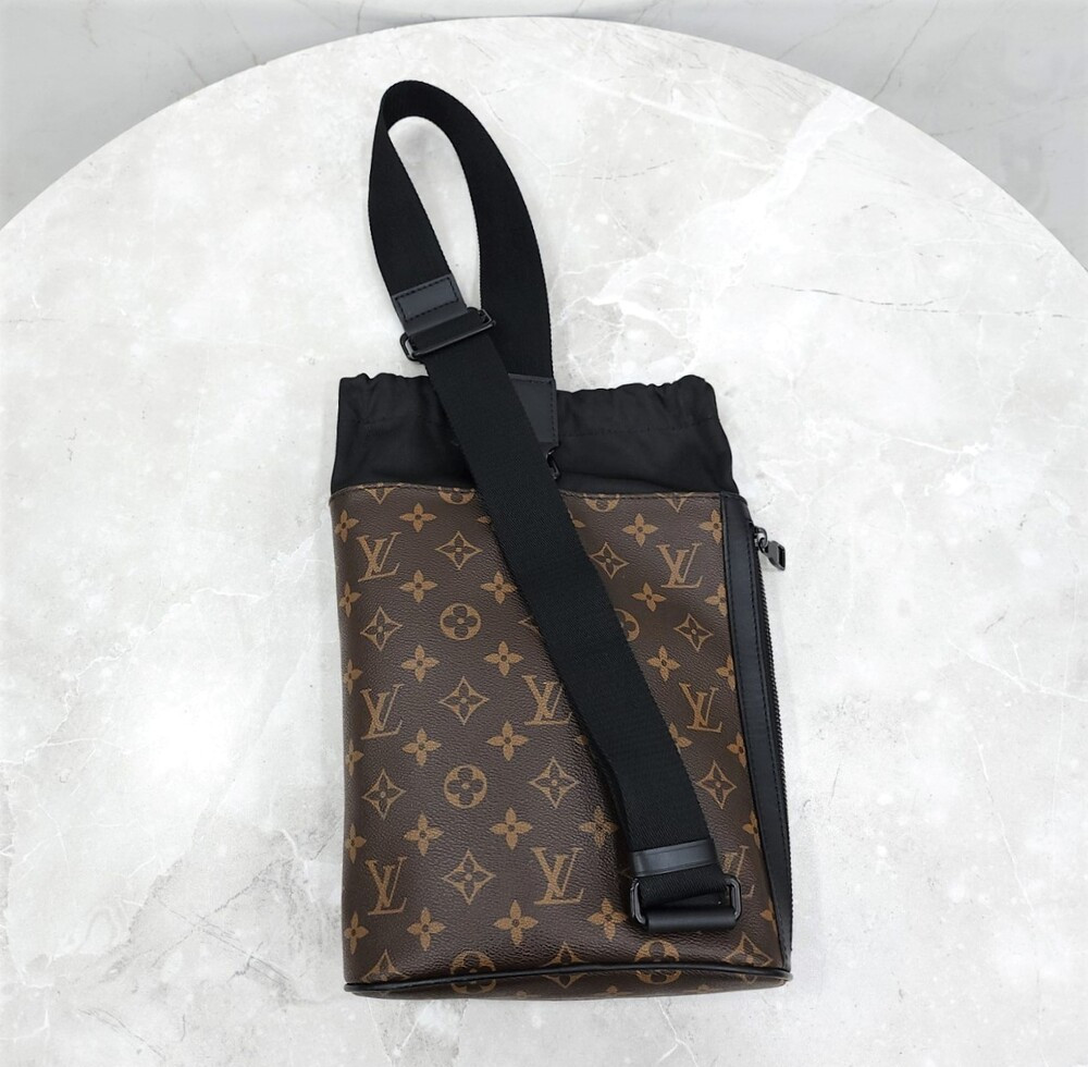 [럭스유] 루이비통 모노그램 월드투어 초코 슬링백 M44625