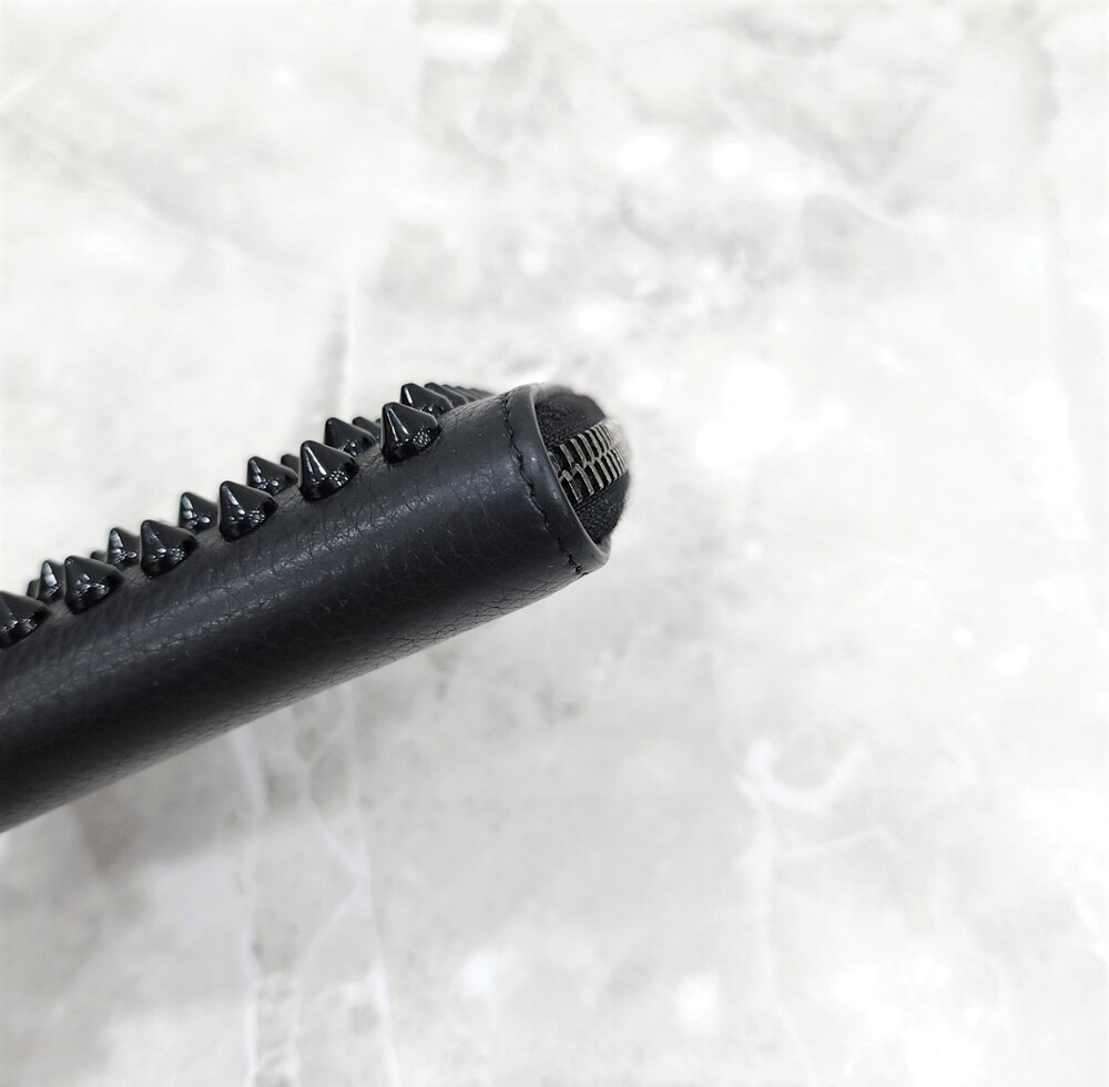 [럭스유] 크리스찬루부탱 블랙 스파이크 지퍼 카드지갑