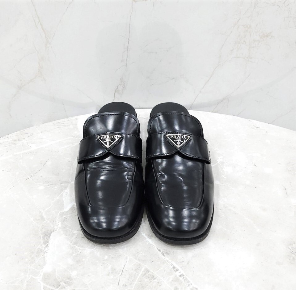 [럭스유] 39.5 / 프라다 삼각로고 브러쉬드 레더 뮬 1D918M