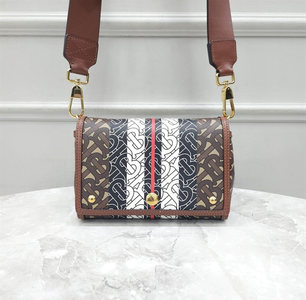 [럭스유] 버버리 TB 모노그램 스트라이프 크로스백 8033386