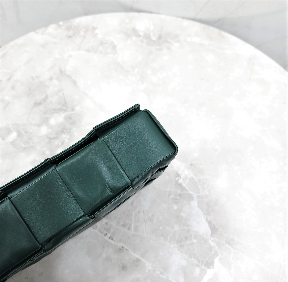 [럭스유] 보테가베네타 그린 레더 맥시 카세트 크로스바디백