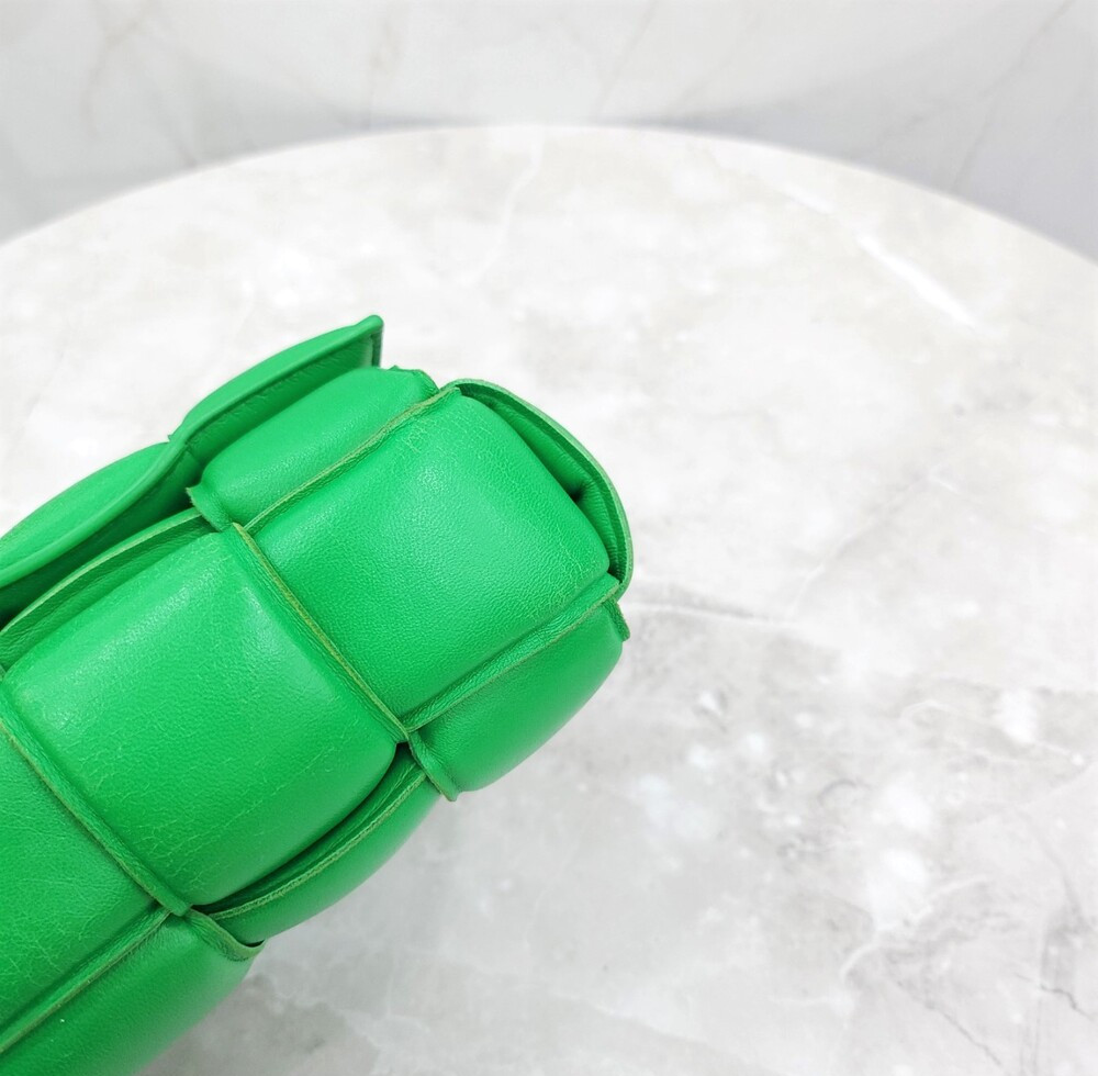 [럭스유] 보테가베네타 그린 인트레치아토 패딩 카세트 크로스백 591970