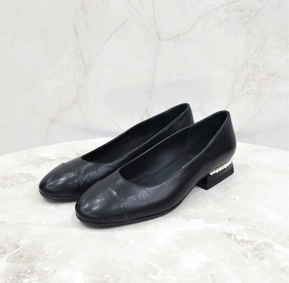 [럭스유] 38.5 / 샤넬 CC로고 진주 레더 펌프스