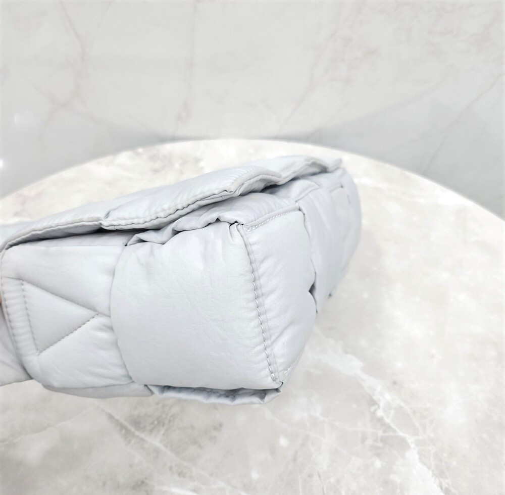 [럭스유] 보테가베네타 그레이 패디드 테크 카세트 크로스백 628951