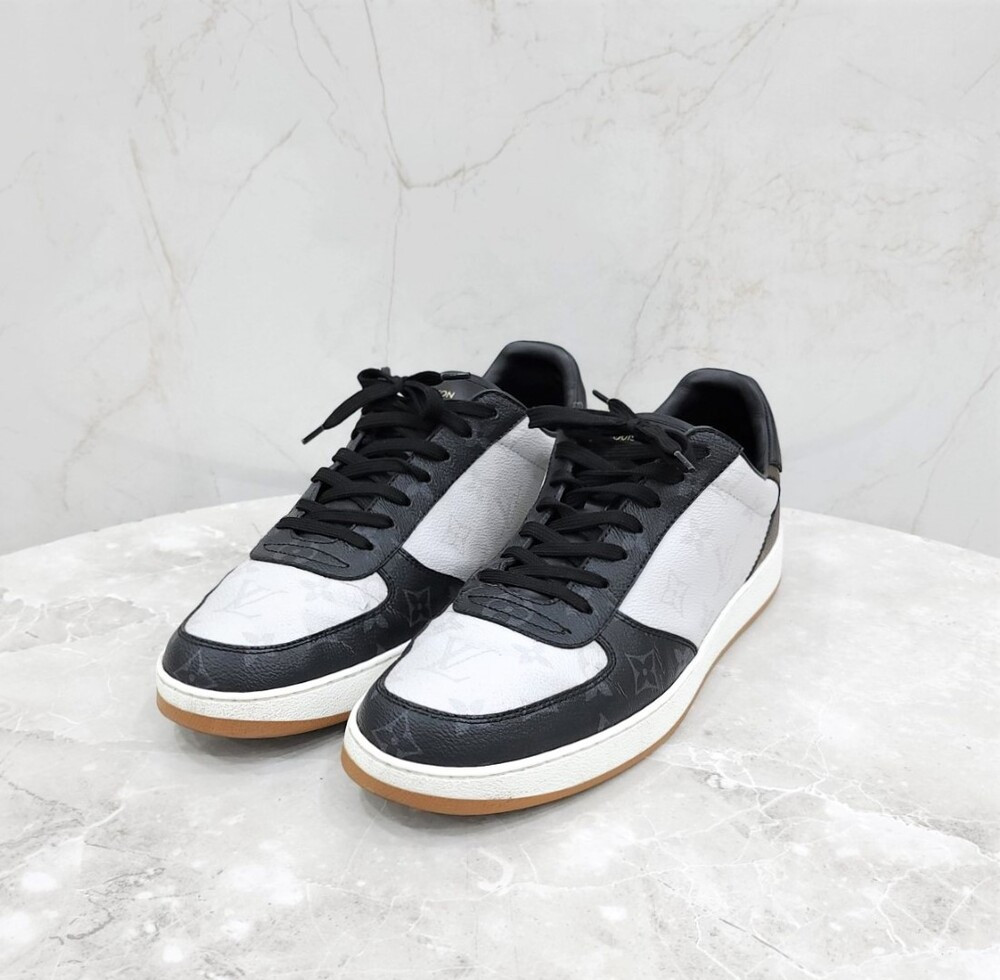 [럭스유] 9 / 루이비통 모노그램 리볼리 스니커즈 1A8WG8