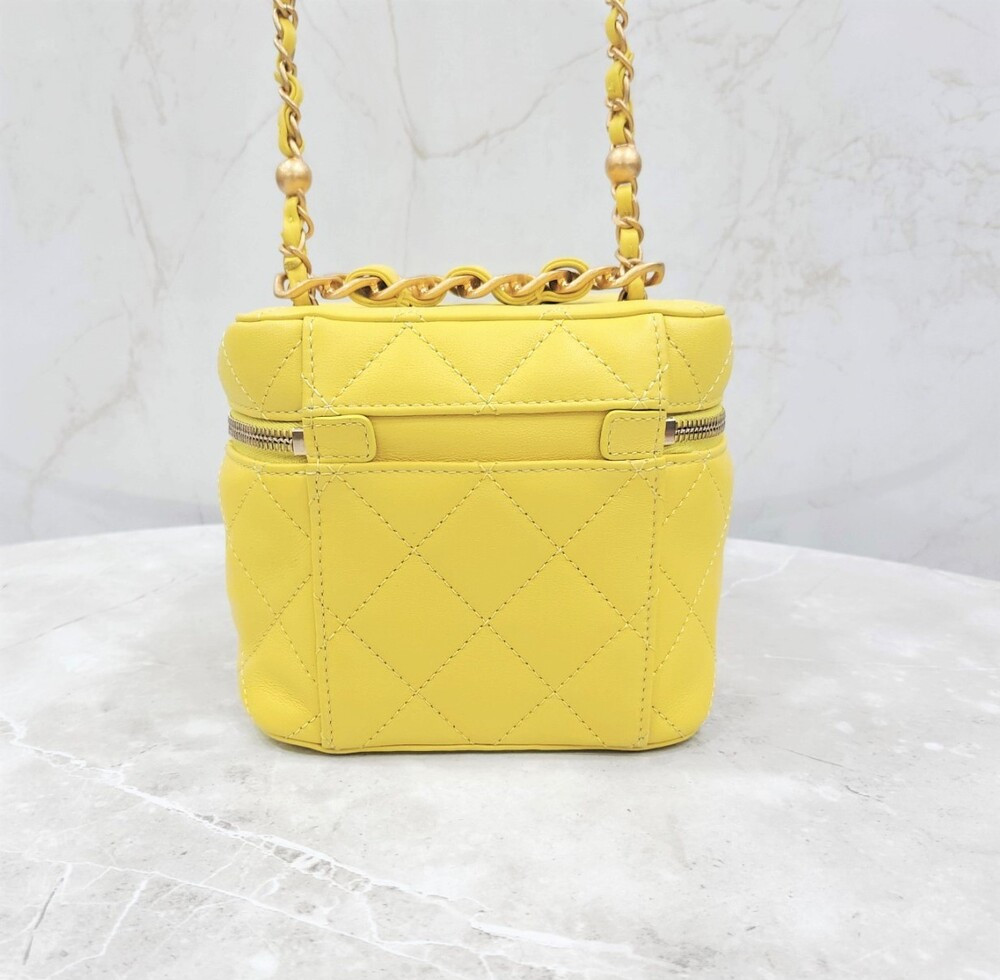 [럭스유] (새상품) 샤넬 한정판 리미티드 레몬 베니티백 신형내장칩