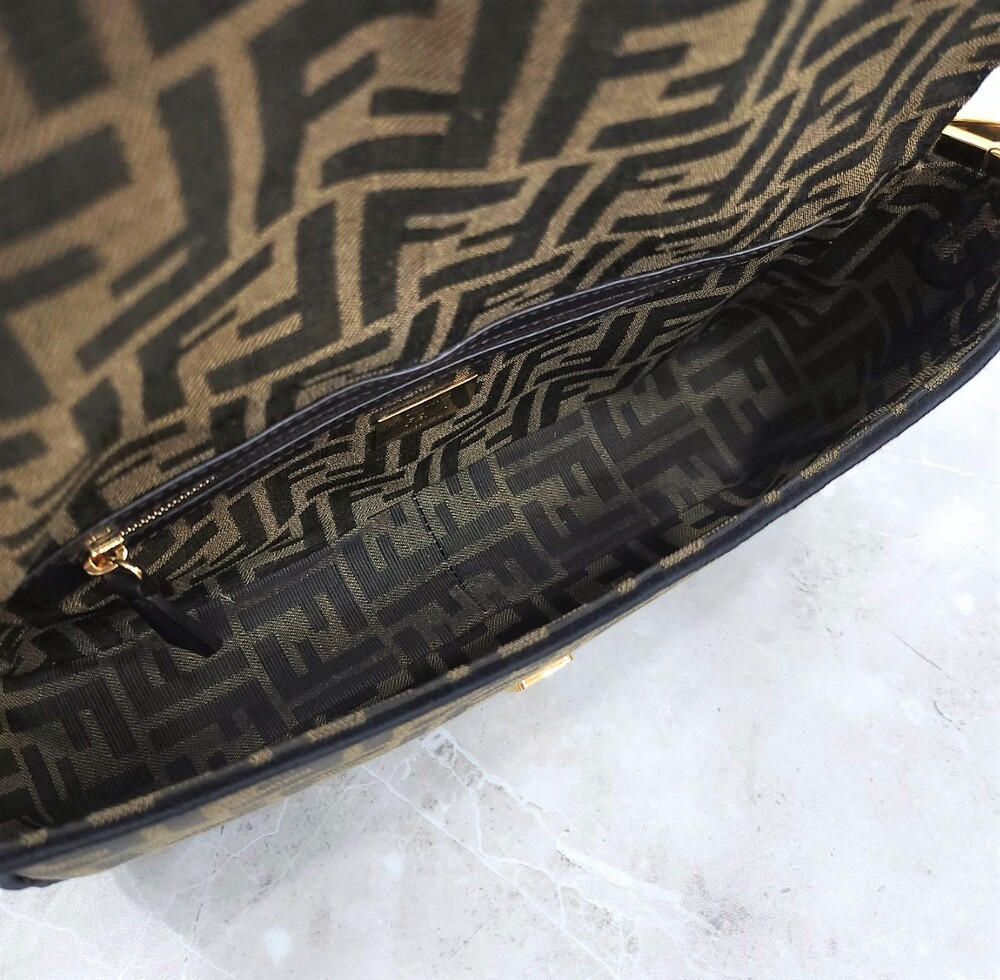 [럭스유] 펜디 FF 자카드 패브릭 바게트백