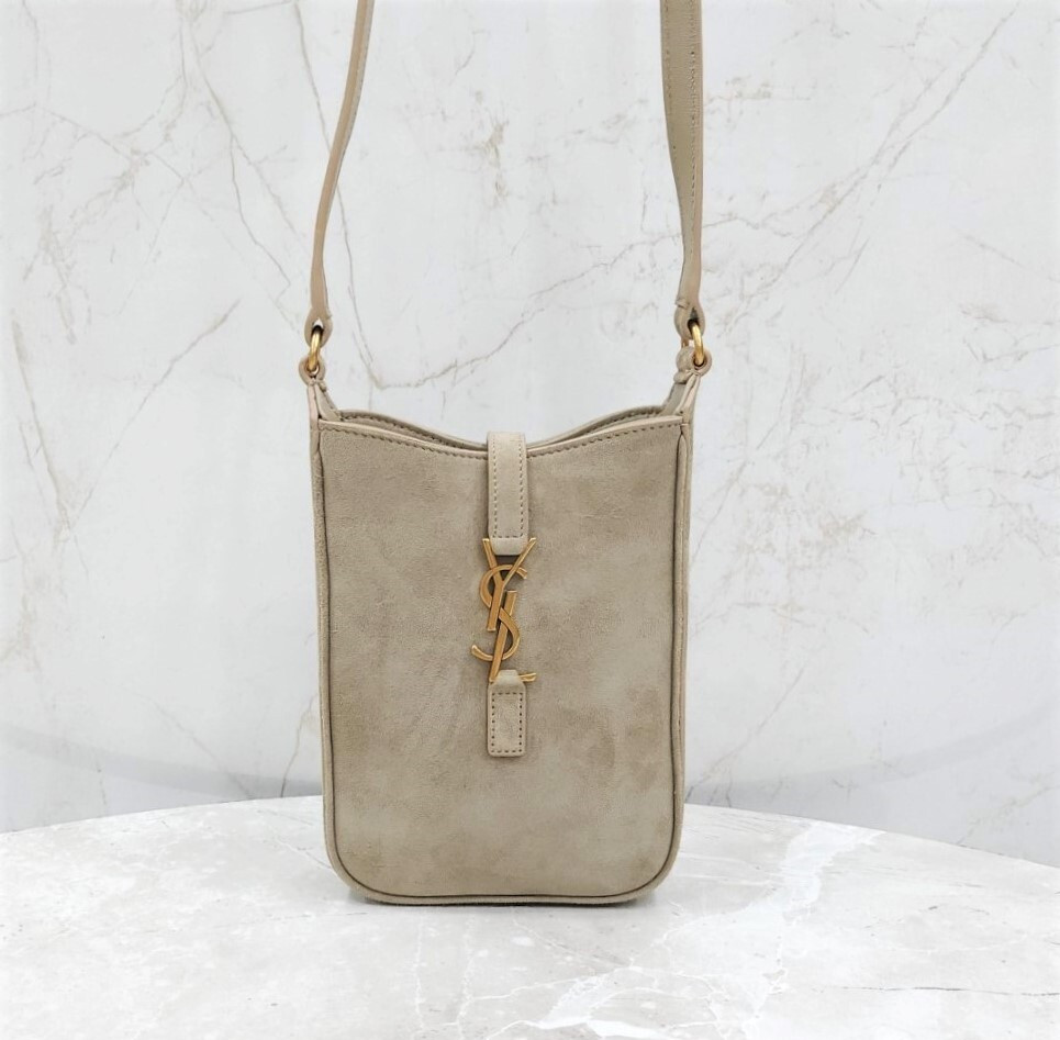 [럭스유] 생로랑 Le5A7 버티컬 스웨이드 파우치 크로스백 735214