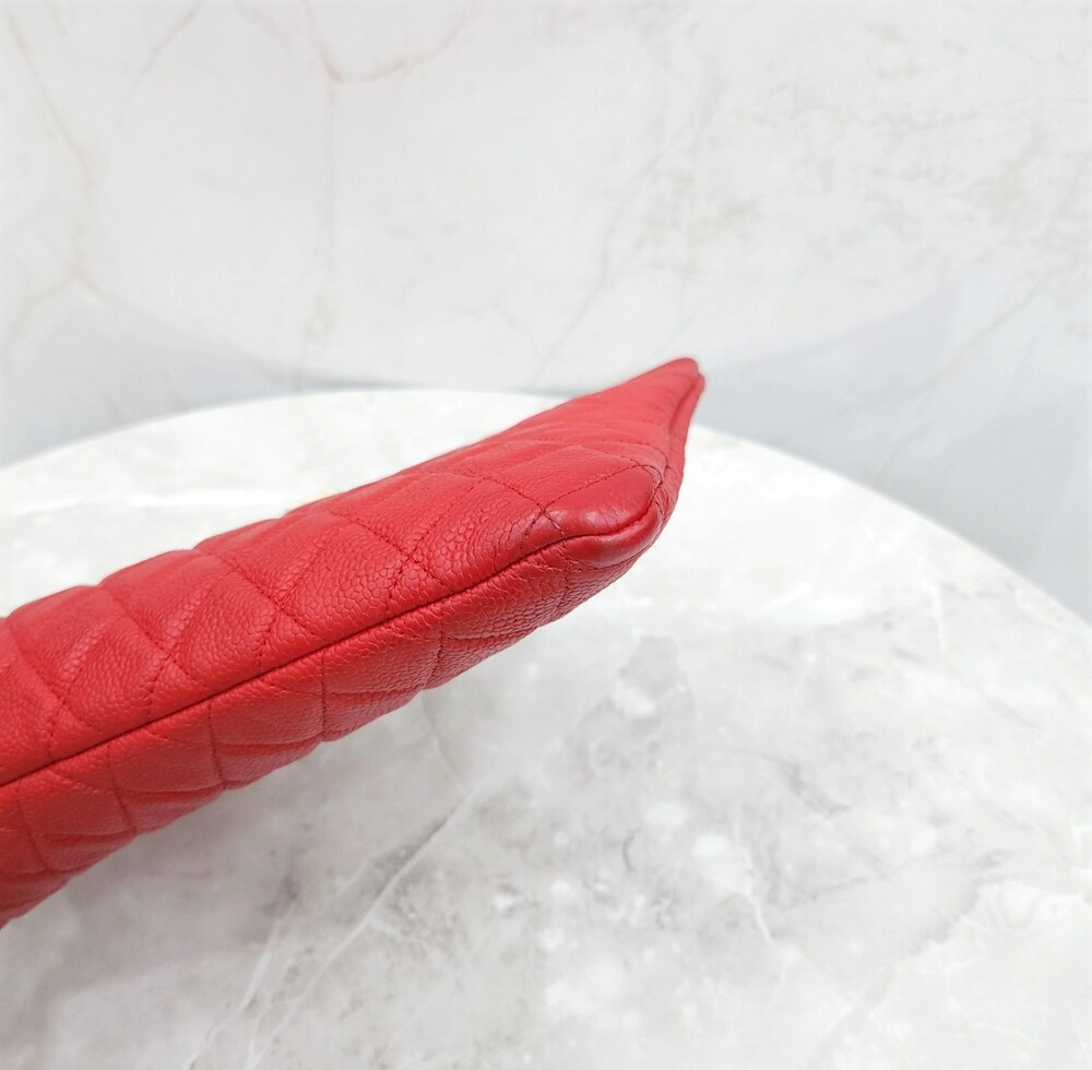 [럭스유] 샤넬 레드 보이 캐비어 뉴미듐 클러치백