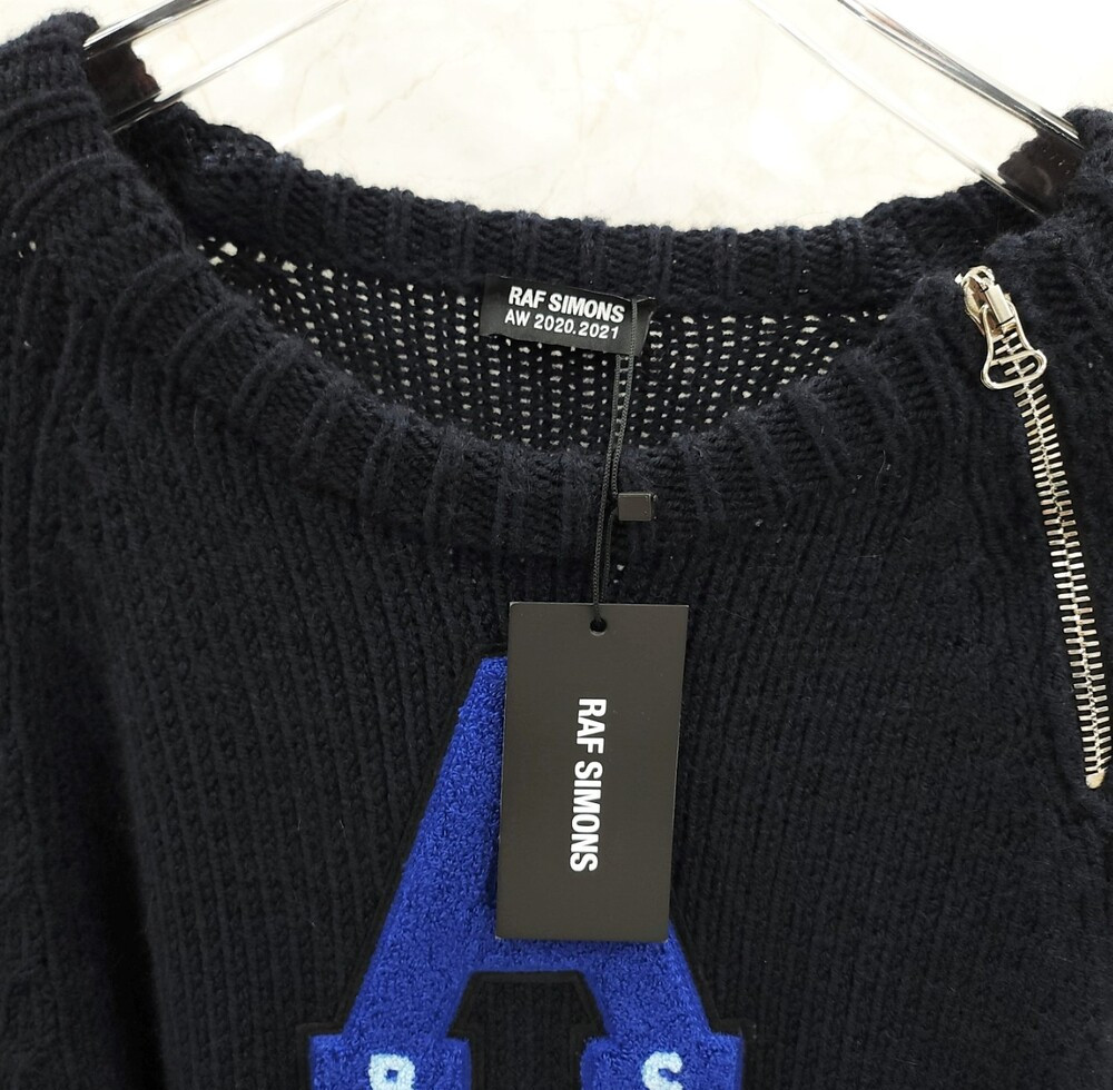 [럭스유] M / 라프시몬스 네이비 A로고 지퍼 절개 라운드 니트